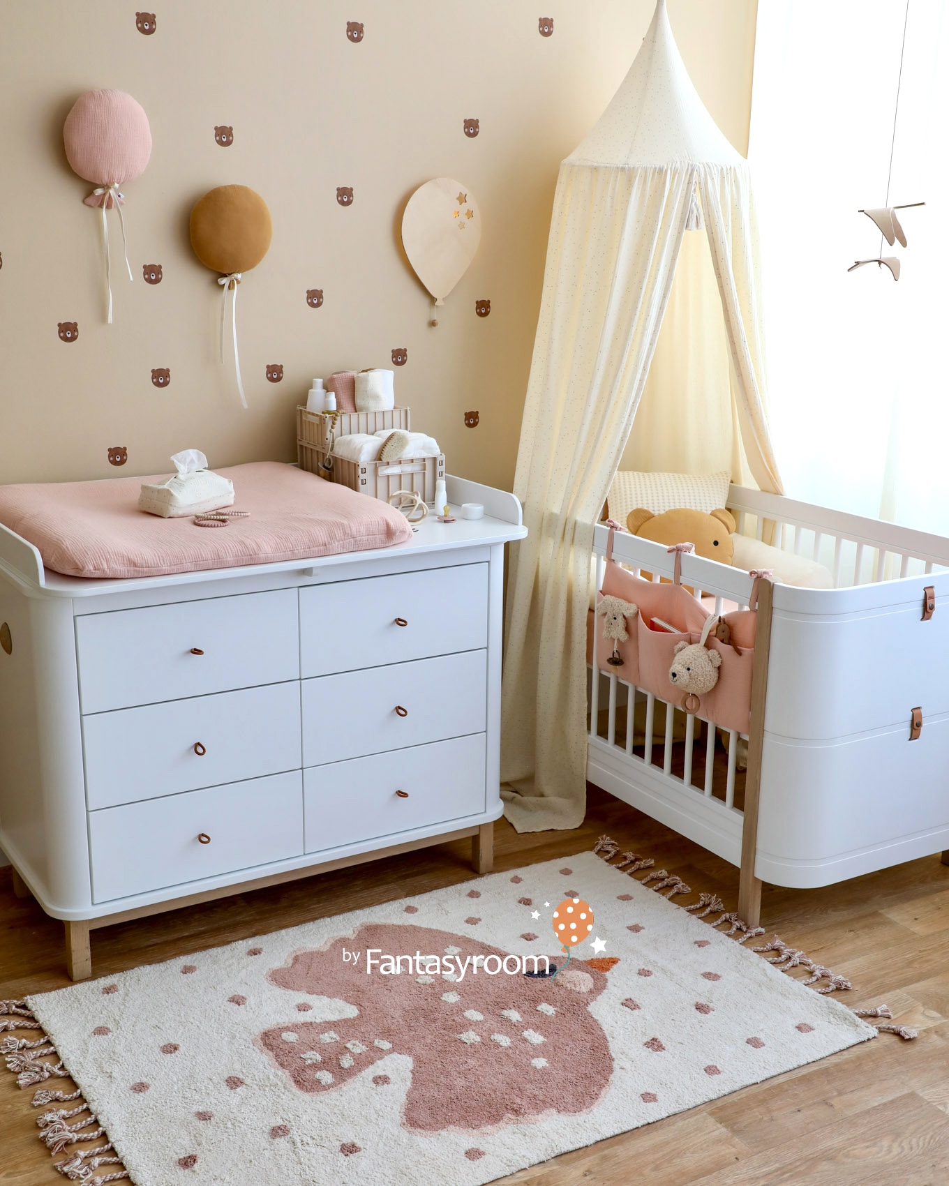 babyzimmer-maedchen-newborn-puderrosa-beige-baer-dinki-balloon-2408-6Z8A1337-2VITWqdHLqmAbr