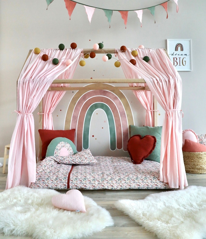Mädchenzimmer mit Montessori Hausbett & XL Regenbogen online kaufen