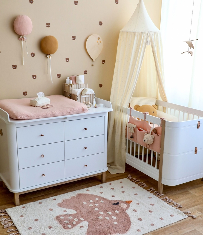 Babyzimmer in Beige &amp; Puderrosa mit Teddybären