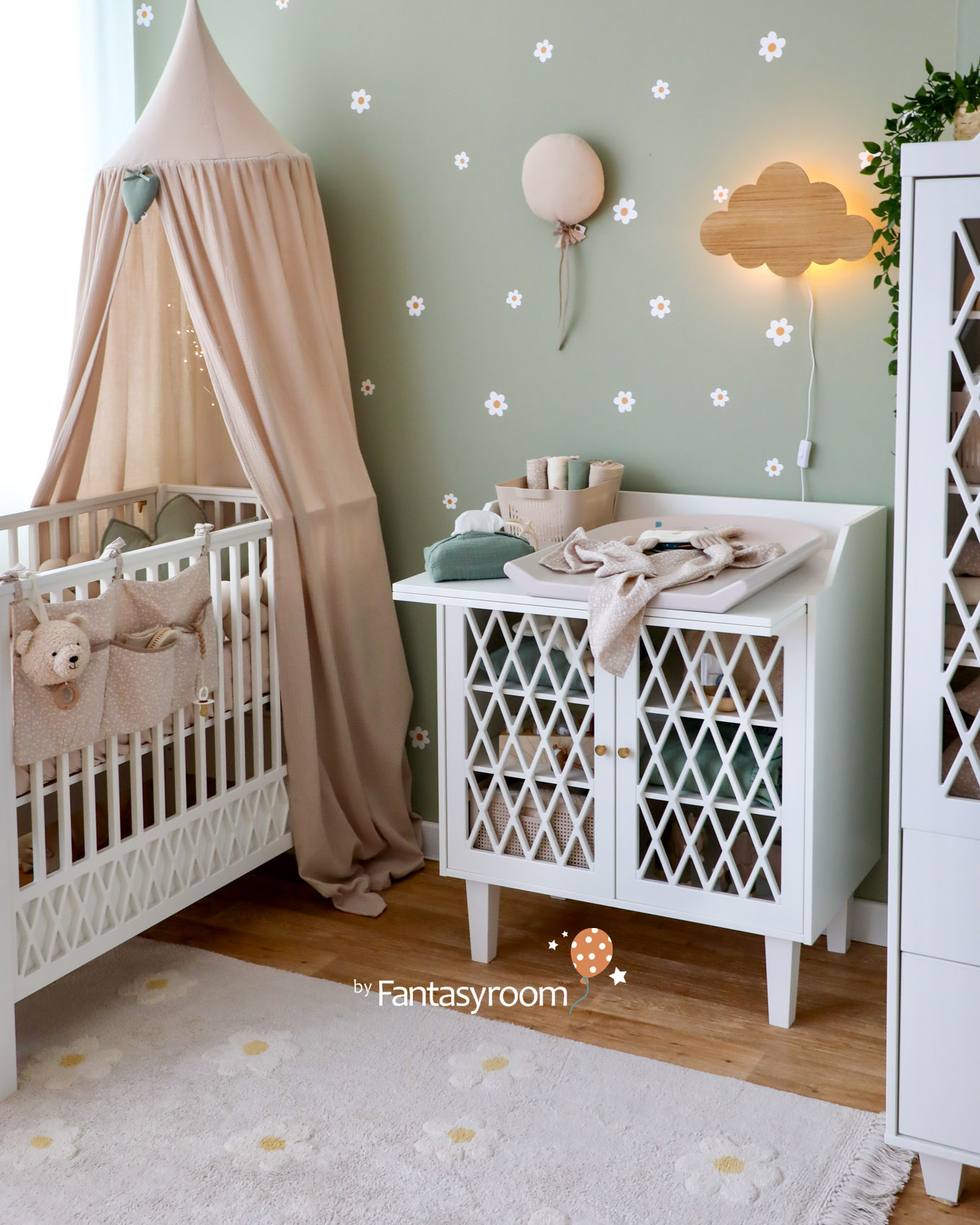 fantasyroom-babyzimmer-gruen-beige-weiss-dinkiballoon-2401-6Z8A5645