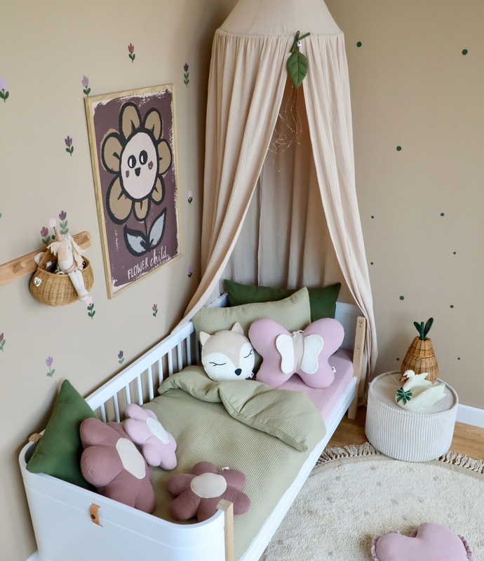 Kinderzimmer mit Blumendeko in Beige, Lila &amp; Grün